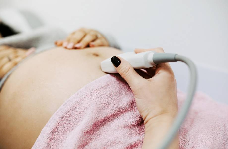 Dr. med. Eyla Steinhart-Lahdo beim Ultraschallen